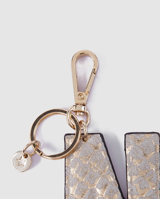 Llavero charm El Corte Inglés de piel con la inicial N en dorado