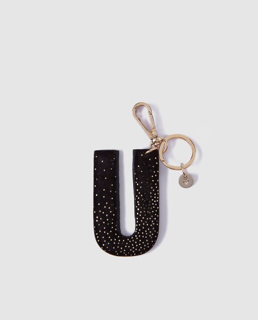 Llavero charm El Corte Inglés de piel con la inicial U en negro