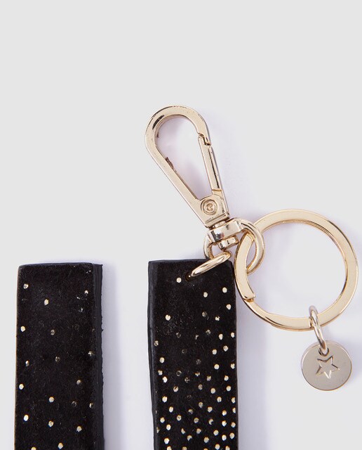 Llavero charm El Corte Inglés de piel con la inicial U en negro