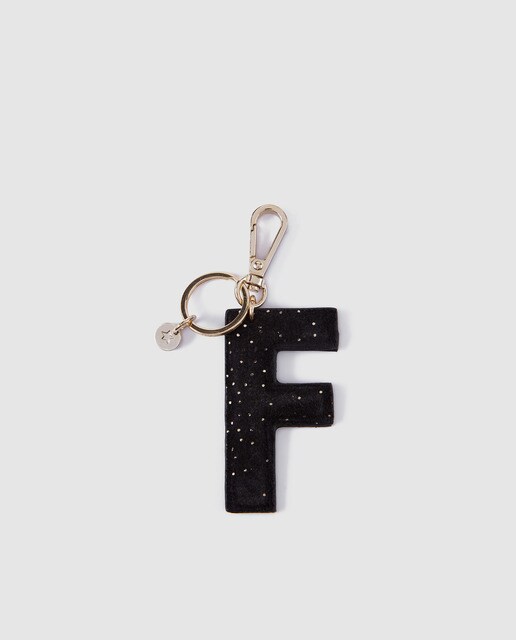 Llavero charm El Corte Inglés de piel con la inicial F en negro