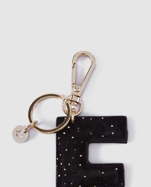 Llavero charm El Corte Inglés de piel con la inicial F en negro