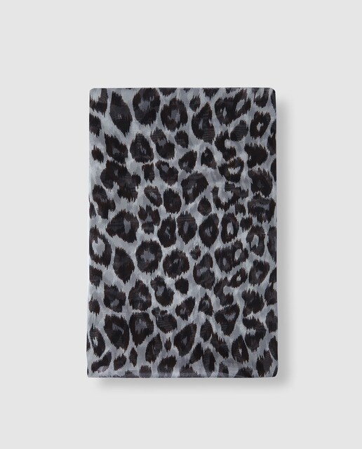Fular El Corte Inglés en chiffon de seda gris con animal print
