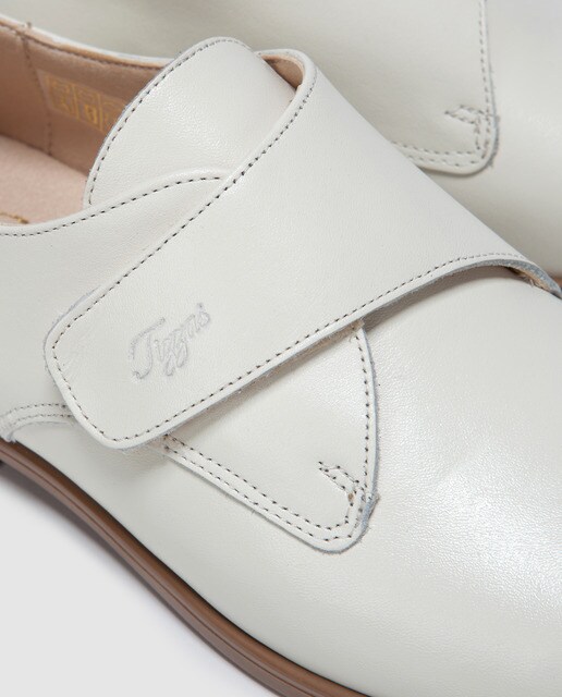 Scarpe da comunione da bambino Tizzas di colore beige con chiusura con adherente