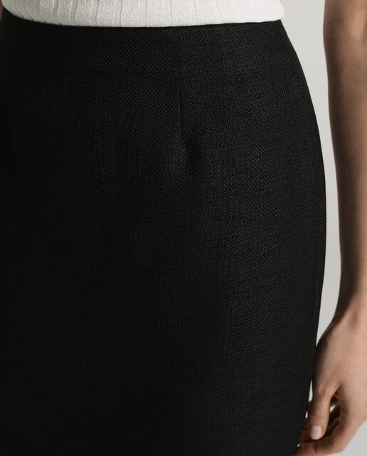 Falda corta de mujer Woman El Corte Inglés con efecto texturado