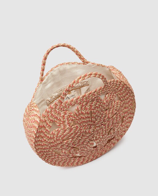 Capazo redondo Sans Arcidet de rafia trenzada tricolor en coral, natural y beige