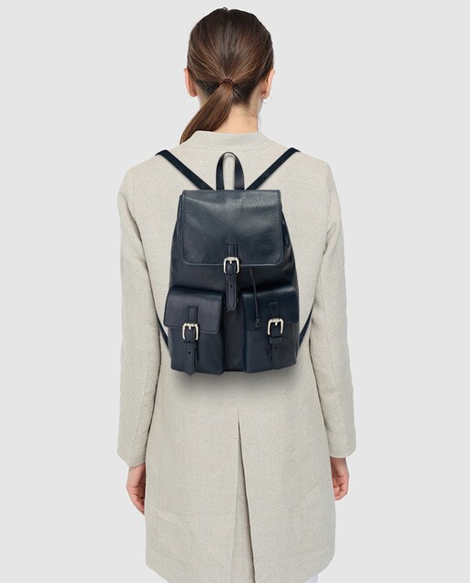 Mochila de mujer Ruano de piel en azul marino con hebillas