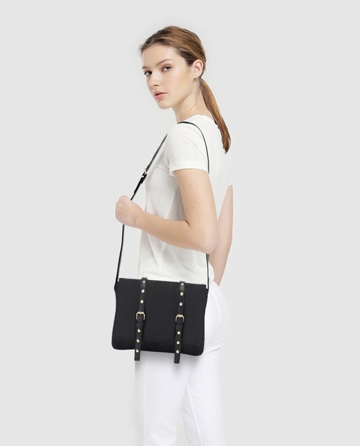 Satchel El Corte Inglés de nylon en negro con tachas en la solapa