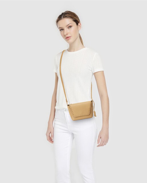 Bandolera mini de mujer El Corte Inglés en camel con tachas