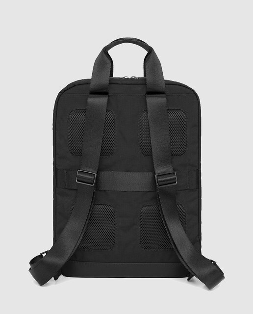 Mochila de hombre Moleskine Metro en negro con cremallera y espacio para portátil