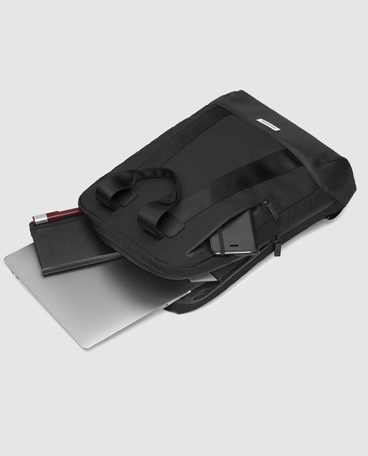 Mochila de hombre Moleskine Metro en negro con cremallera y espacio para portátil