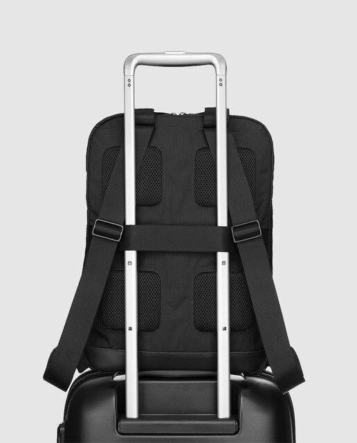 Mochila de hombre Moleskine Metro en negro con cremallera y espacio para portátil
