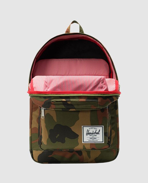 Mochila verde camuflagem, com capacidade para 22 L