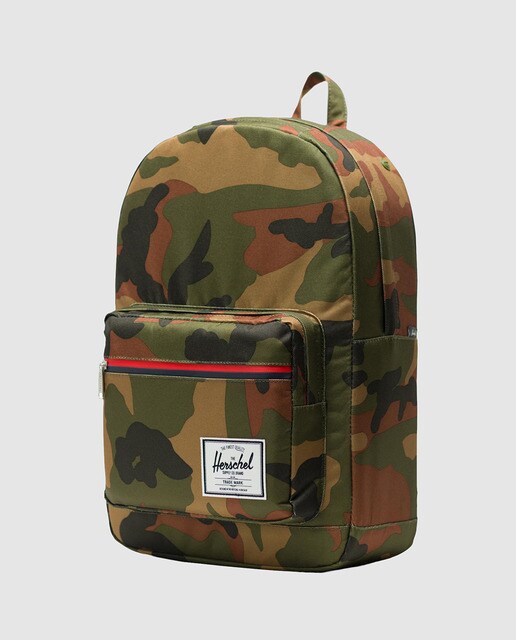 Mochila verde camuflagem, com capacidade para 22 L