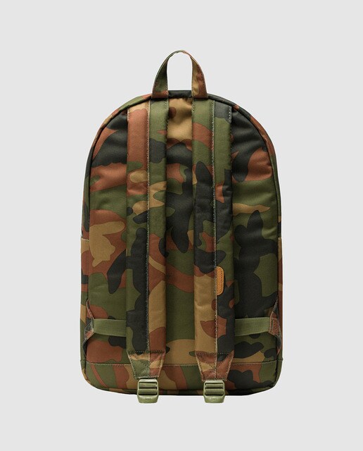 Mochila verde camuflagem, com capacidade para 22 L