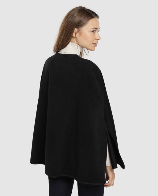 Capa Banarassi en negro viveada con abertura
