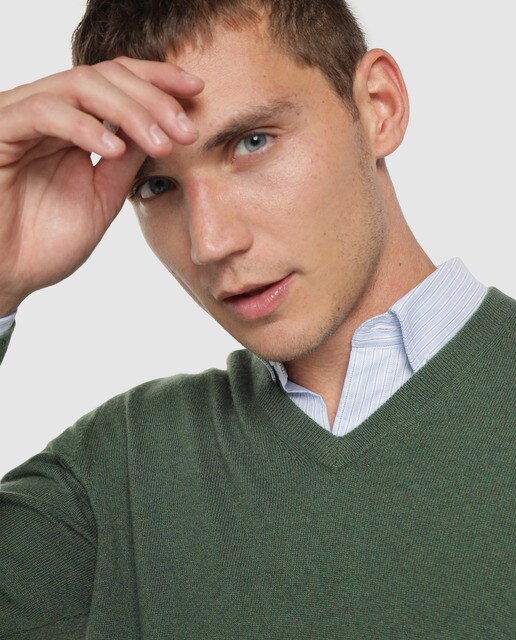 Jersey de lana 100% cashmere de hombre Alan Paine verde con el cuello de pico