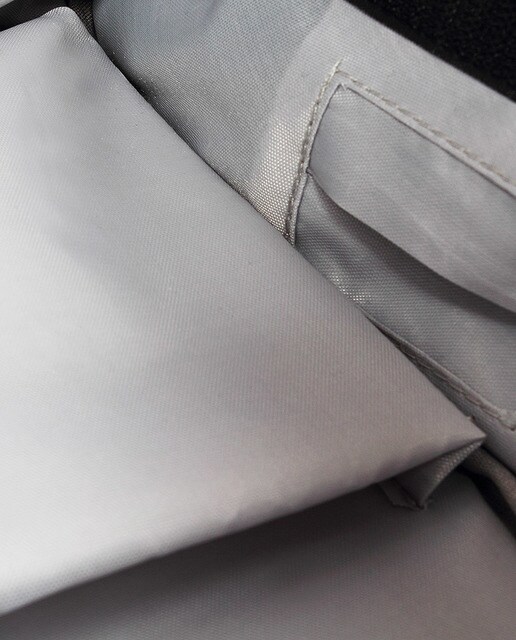 Mochila unissexo cinzenta com porta USB e espaço para portátil