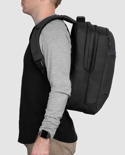 Mochila de homem Incase preta com fecho de correr