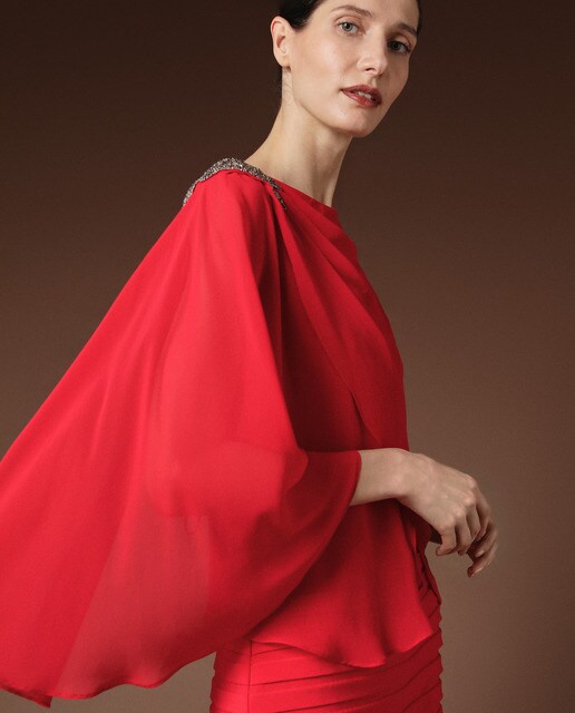 Vestido con jaretas y pedrería en un hombro