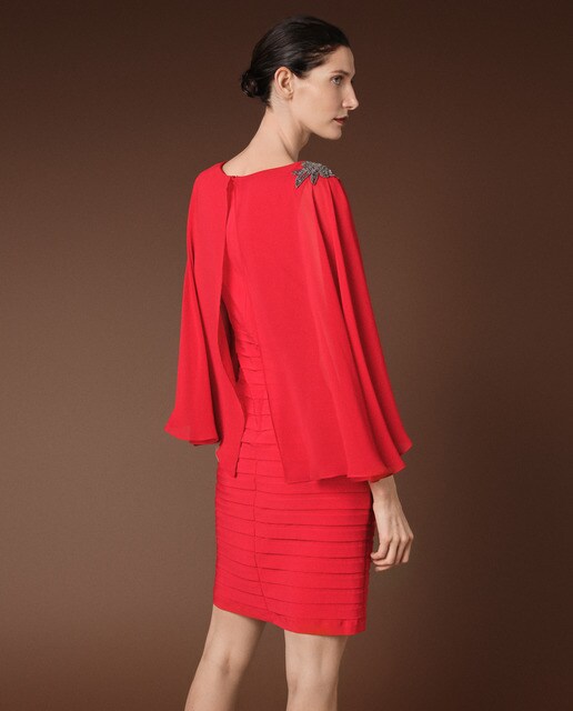 Vestido con jaretas y pedrería en un hombro