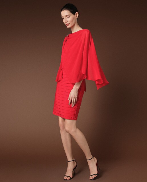 Vestido con jaretas y pedrería en un hombro