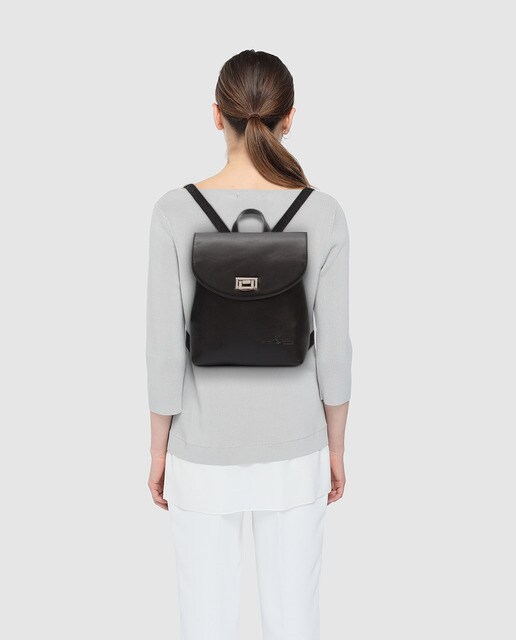 Mochila de mulher Laura Valle preta em pele de cordeiro lisa com gravura da marca