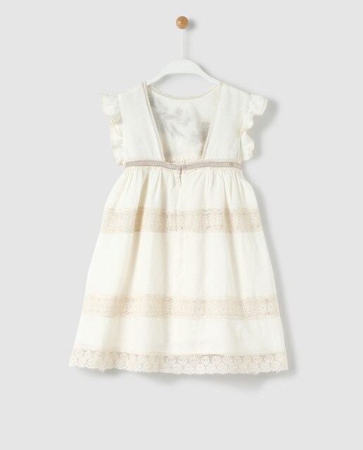 Vestido de niña en crudo con bordados y puntillas