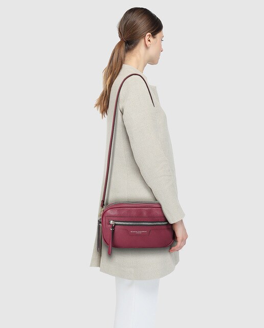 Mala a tiracolo pequena de mulher Gianni Chiarini fúcsia em pele bovina com bolso exterior