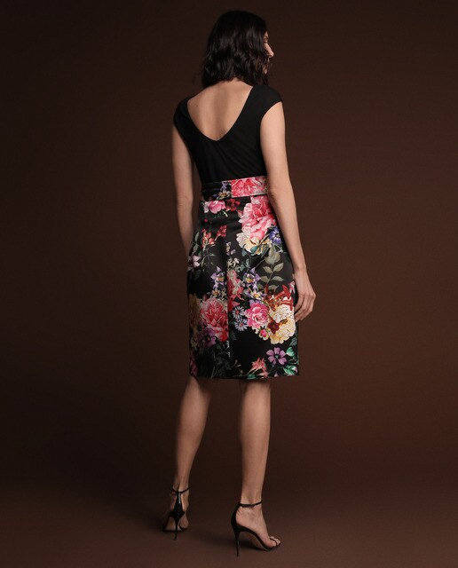 Vestido curto com saia estampada