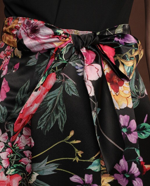 Vestido curto com saia estampada