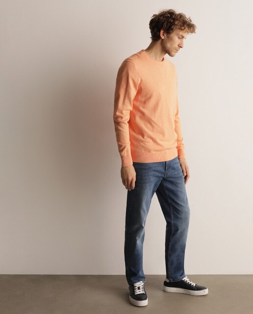 Jersey de hombre naranja con el cuello redondo