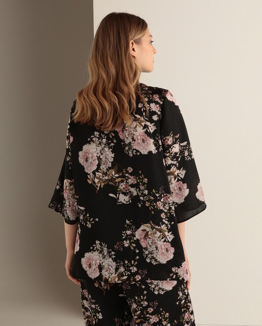 Blusa de mulher tamanhos grandes com estampado floral e decote em bico
