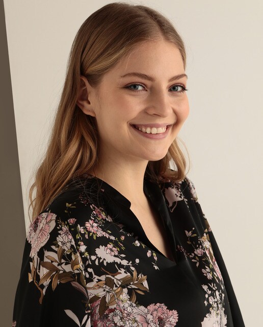 Blusa de mulher tamanhos grandes com estampado floral e decote em bico