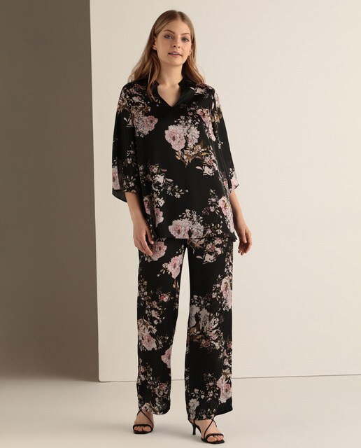 Blusa de mulher tamanhos grandes com estampado floral e decote em bico