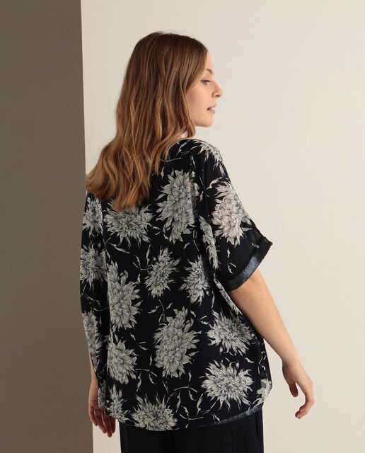 Blusa de mulher tamanhos grandes com estampado floral e faixa de lantejoulas