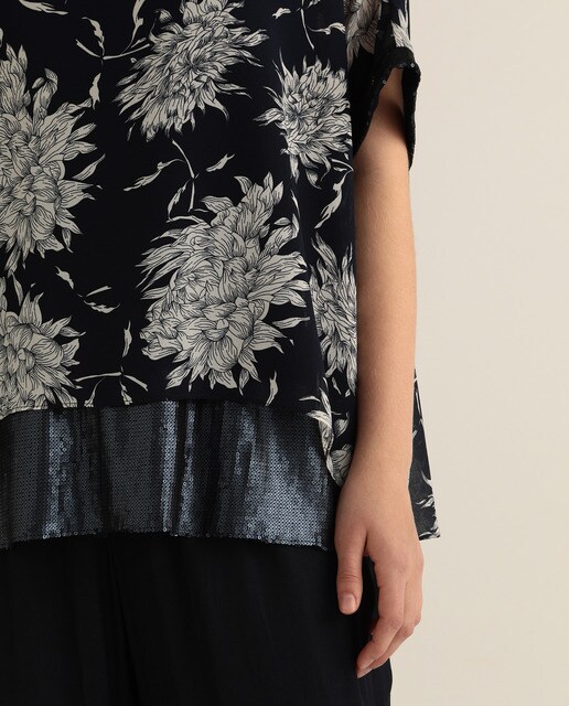 Blusa de mulher tamanhos grandes com estampado floral e faixa de lantejoulas