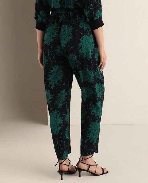 Pantalón fluido de mujer talla grande con estampado floral