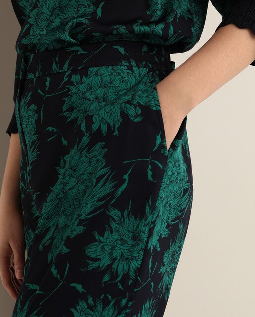 Pantalón fluido de mujer talla grande con estampado floral