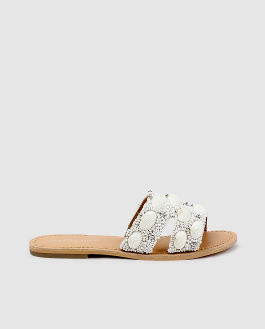 Sandalias planas de mujer Green Coast de color plata con adorno conchas
