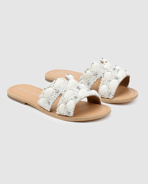 Sandalias planas de mujer Green Coast de color plata con adorno conchas
