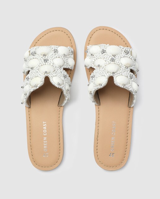 Sandalias planas de mujer Green Coast de color plata con adorno conchas