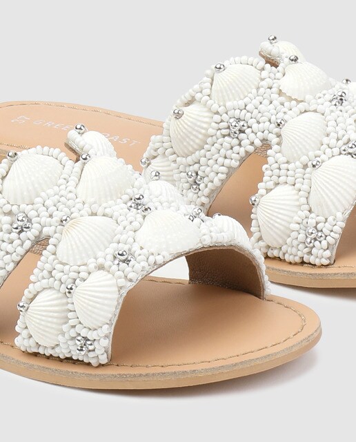 Sandalias planas de mujer Green Coast de color plata con adorno conchas