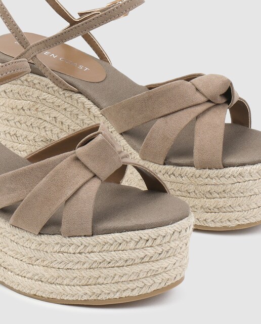 Alpargatas de plataforma de mujer Green Coast en color topo con cierre de hebilla
