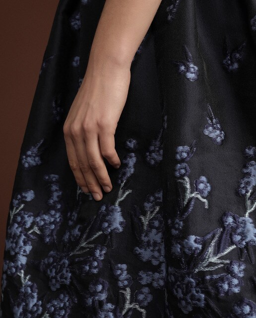 Vestido azul-marinho com jacquard floral