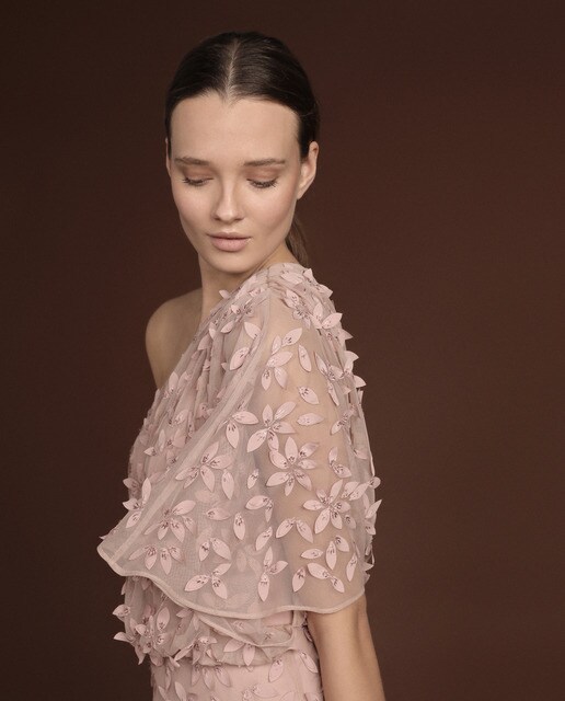 Vestido largo con flores 3D