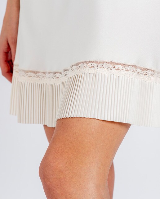 Camisón corto marfil con encaje