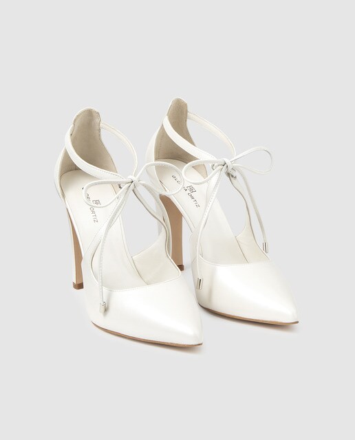 Zapatos de salón de mujer Gloria Ortiz de piel blanca con adorno de lazada