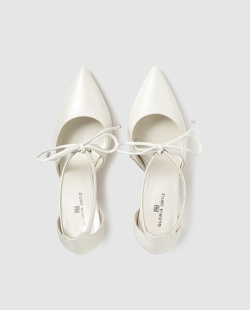 Zapatos de salón de mujer Gloria Ortiz de piel blanca con adorno de lazada