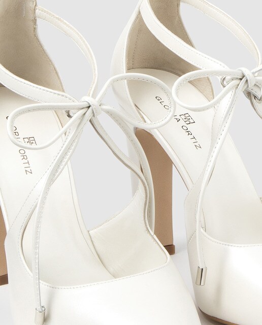 Zapatos de salón de mujer Gloria Ortiz de piel blanca con adorno de lazada