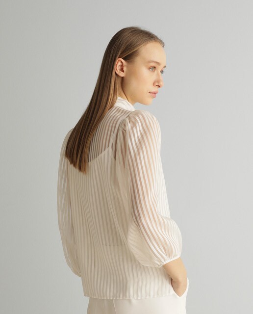 Blusa de mujer con transparencias y lazada